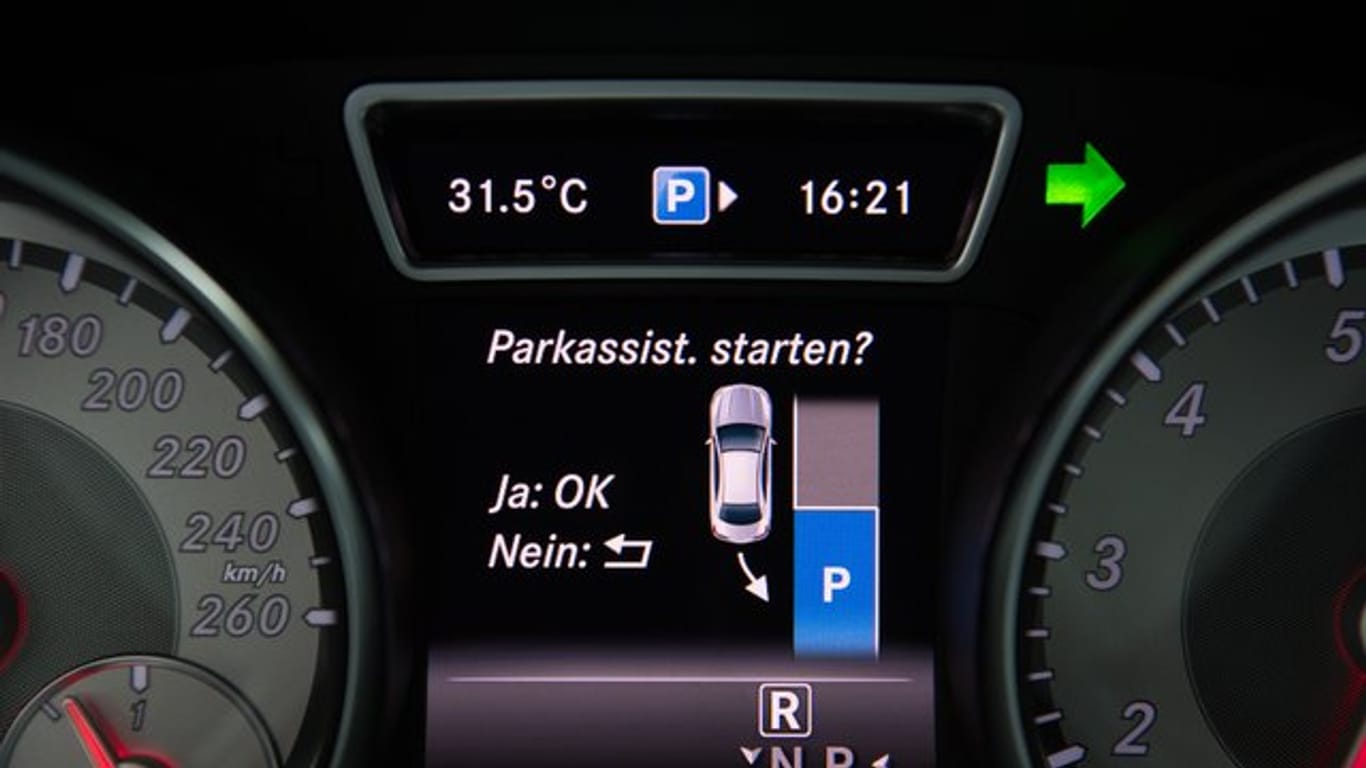 Display im Auto: In vielen Fahrzeugen ist die Funktion des Parkassistenten bereits vorhanden.