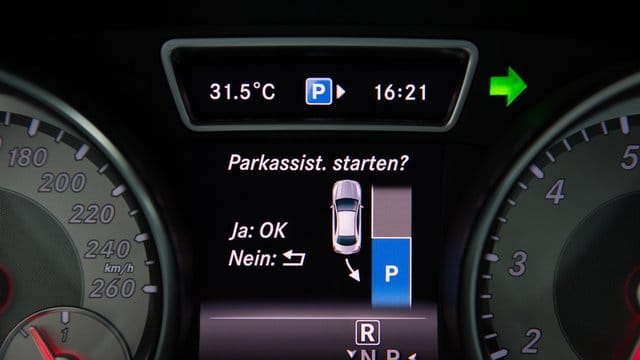 Display im Auto: In vielen Fahrzeugen ist die Funktion des Parkassistenten bereits vorhanden. Display im Auto: In vielen Fahrzeugen ist die Funktion des Parkassistenten bereits vorhanden.