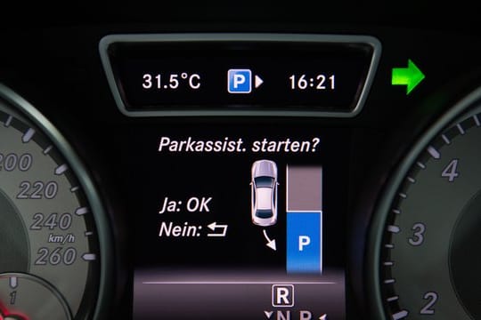 Display im Auto: In vielen Fahrzeugen ist die Funktion des Parkassistenten bereits vorhanden.