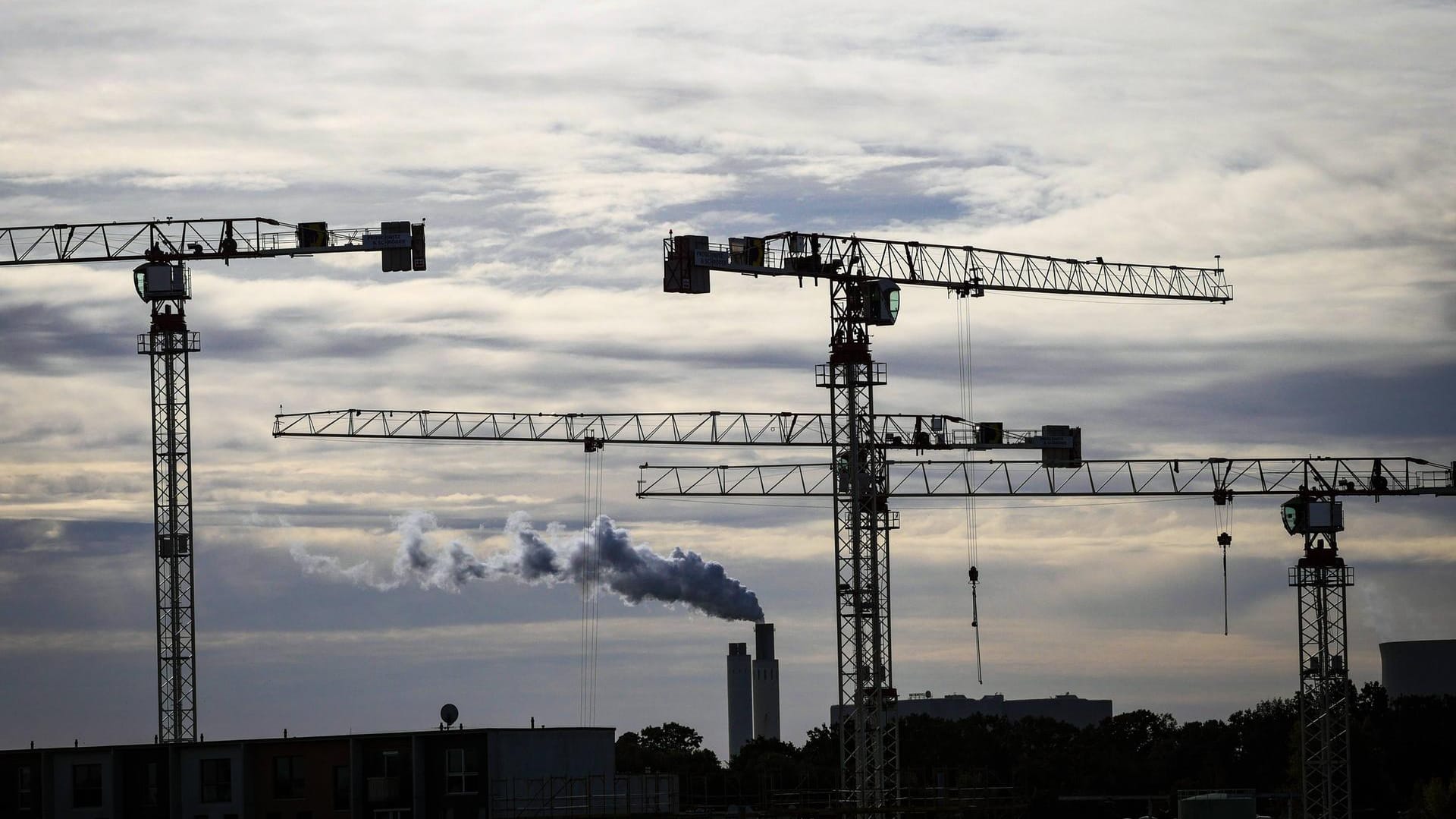 Baukräne in Berlin-Spandau: Das Wirtschaftswachstum in diesem und nächstem Jahr wird geringer ausfallen als zunächst erwartet. Baukräne in Berlin-Spandau: Das Wirtschaftswachstum in diesem und nächstem Jahr wird geringer ausfallen als zunächst erwartet.
