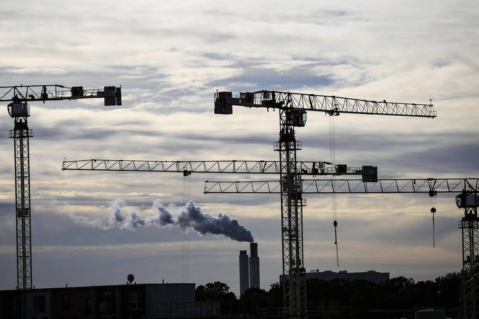 Baukräne in Berlin-Spandau: Das Wirtschaftswachstum in diesem und nächstem Jahr wird geringer ausfallen als zunächst erwartet. Baukräne in Berlin-Spandau: Das Wirtschaftswachstum in diesem und nächstem Jahr wird geringer ausfallen als zunächst erwartet.