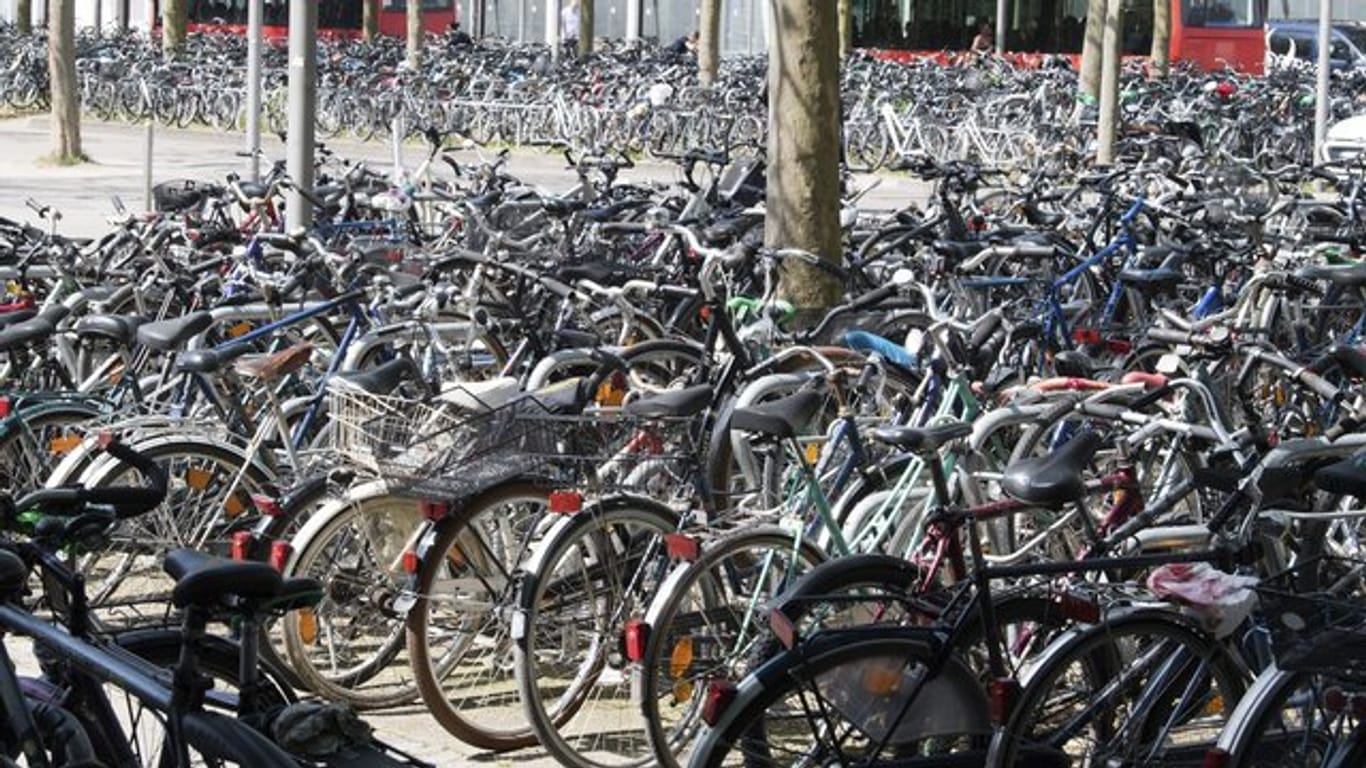 Viele Fahrradstellplätze an deutschen Bahnhöfen sind schlecht ausgestattet, ergab ein ADAC-Test.