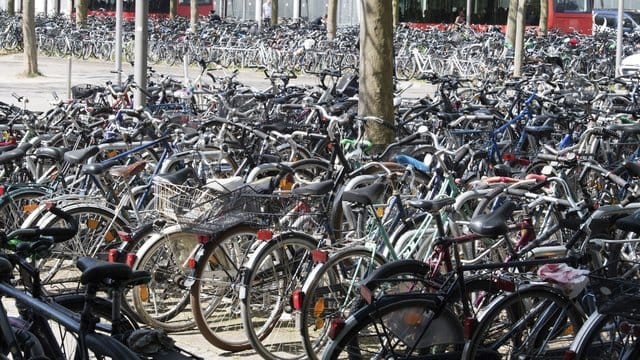 Viele Fahrradstellplätze an deutschen Bahnhöfen sind schlecht ausgestattet, ergab ein ADAC-Test. Viele Fahrradstellplätze an deutschen Bahnhöfen sind schlecht ausgestattet, ergab ein ADAC-Test.