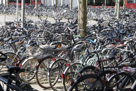 Viele Fahrradstellplätze an deutschen Bahnhöfen sind schlecht ausgestattet, ergab ein ADAC-Test.