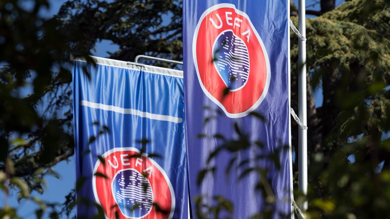 Die Flaggen der Uefa wehen im Garten des Hauptquartiers in Nyon am Genfer See. Heute fällt hier die Entscheidung, wo die EM 2024 stattfindet.