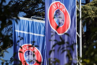 Die Flaggen der Uefa wehen im Garten des Hauptquartiers in Nyon am Genfer See. Heute fällt hier die Entscheidung, wo die EM 2024 stattfindet.