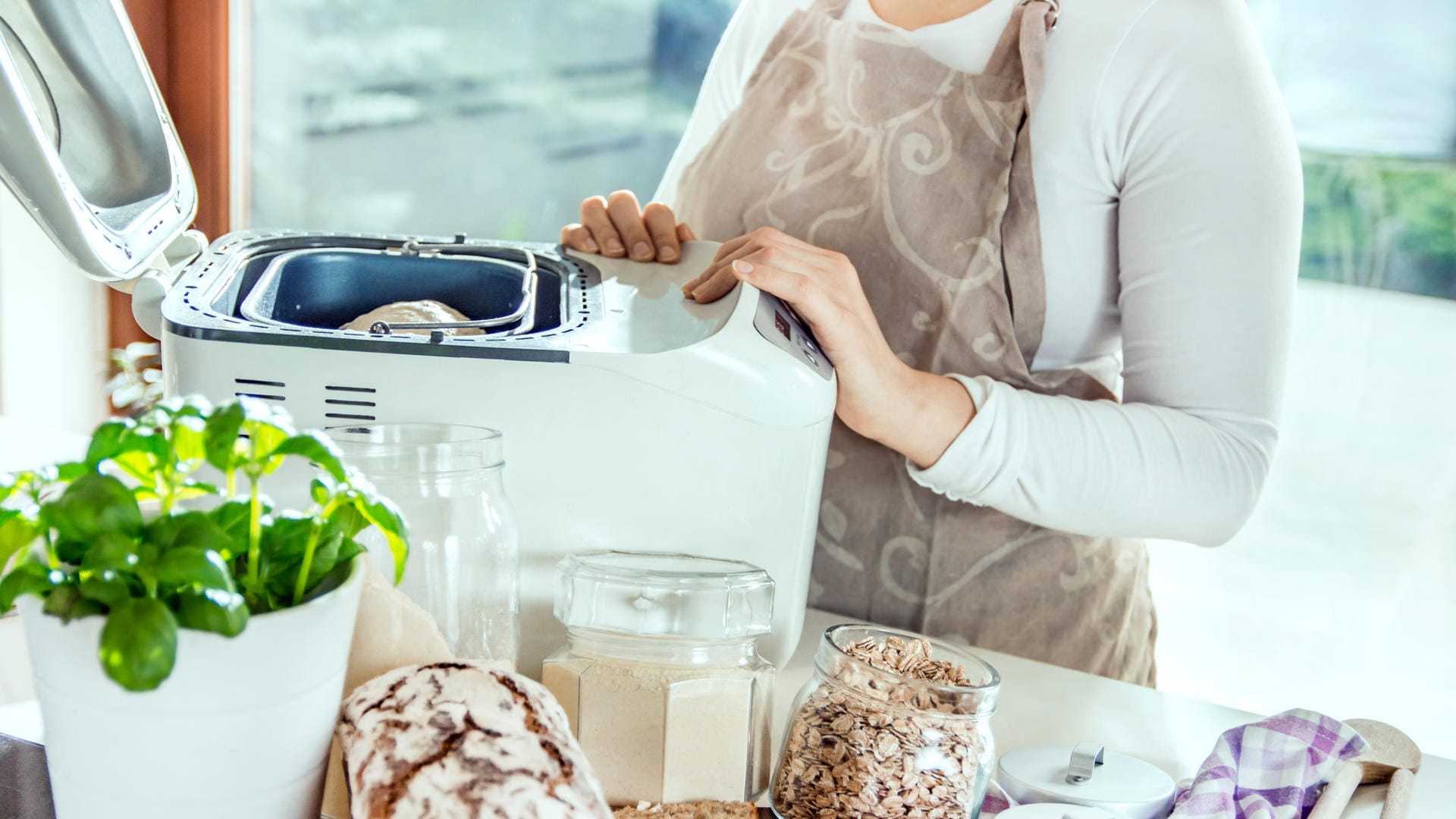 Brot schmeckt selbstgebacken am besten. Mit einem Brotbackautomaten geht das schnell und unkompliziert.