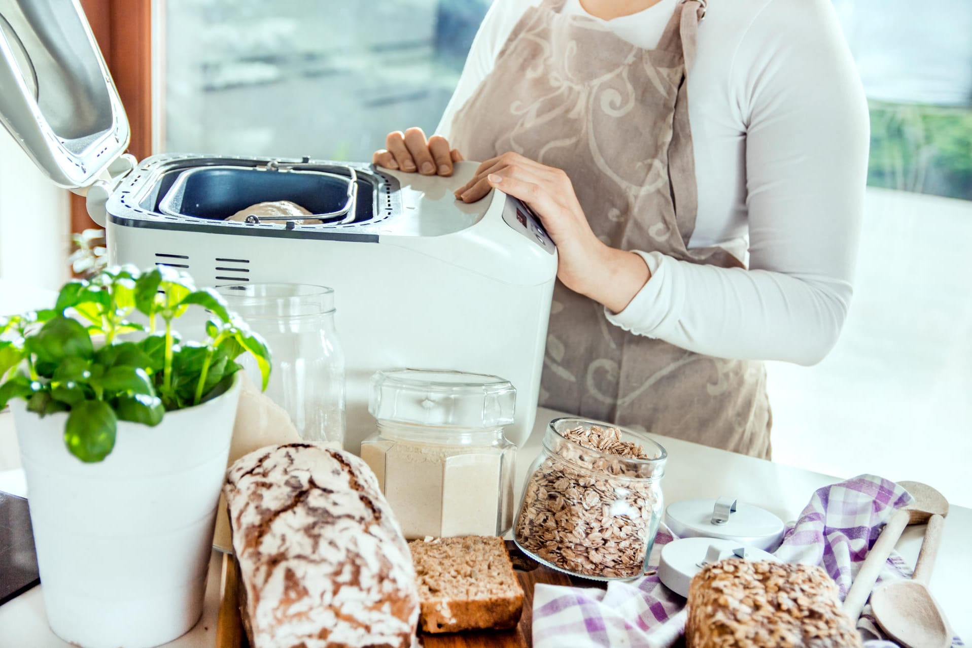 Brot schmeckt selbstgebacken am besten. Mit einem Brotbackautomaten geht das schnell und unkompliziert.