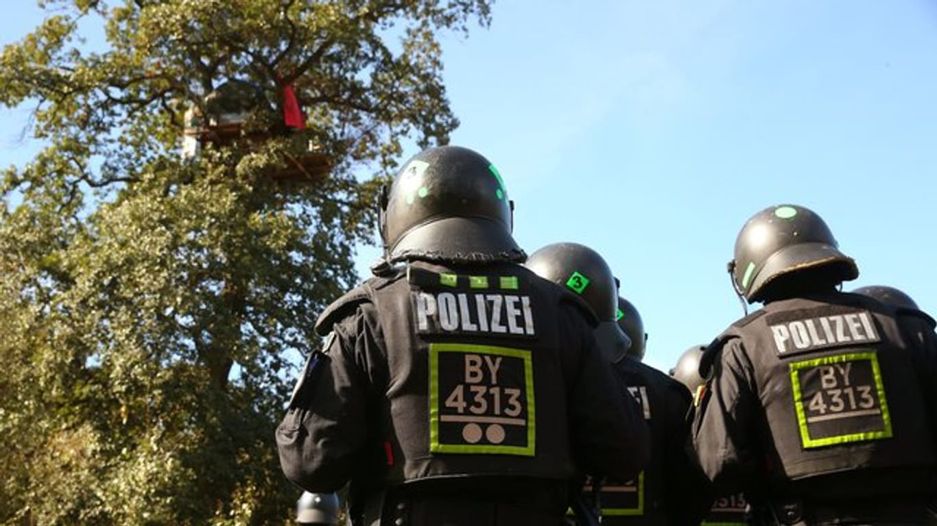 Polizisten vor einem Baumhaus im Hambacher Forst.