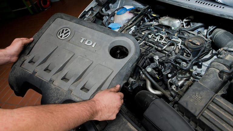 Arbeiten an einem Schummeldiesel von VW: Software-Updates allein machen die Autos nicht so sauber wie nötig, sagen Experten – man müsse in die Hardware der Motoren eingreifen.