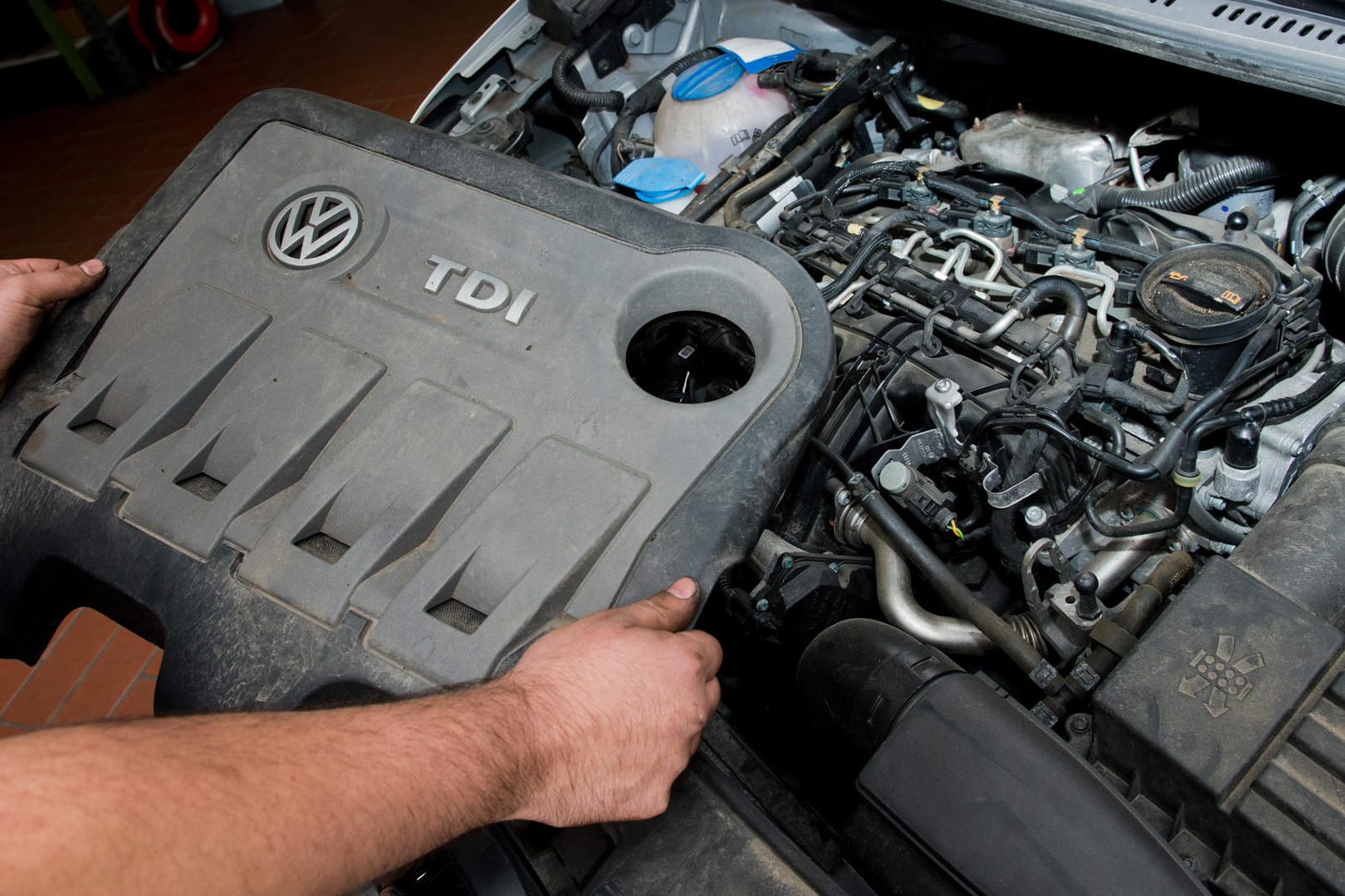 Arbeiten an einem Schummeldiesel von VW: Software-Updates allein machen die Autos nicht so sauber wie nötig, sagen Experten – man müsse in die Hardware der Motoren eingreifen.