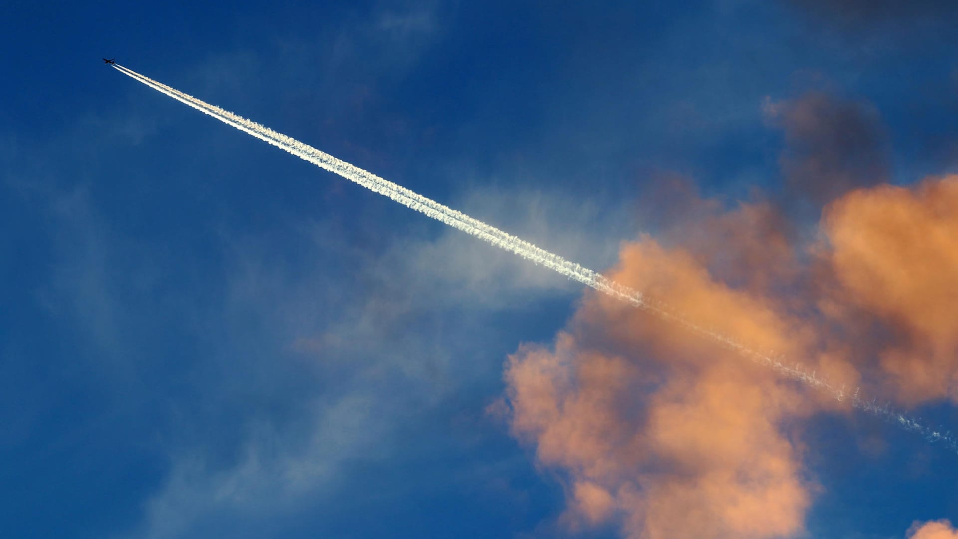 Flugzeug am Himmel