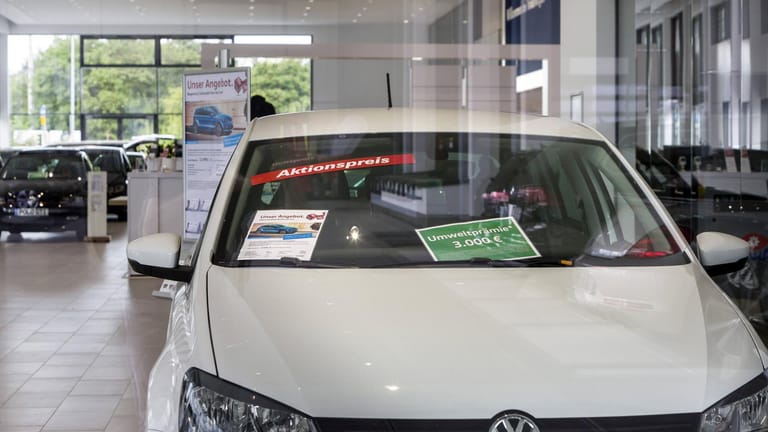 Neuwagen in einem VW-Autohaus: Nach dem Wunsch der Autoindustrie sollen sich betroffene Dieselbesitzer ein Auto der neuesten Generation kaufen.