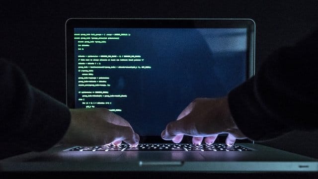 Der neue Schädling nistet sich in einem dem Betriebssystem vorgelagerten Bereich (UEFI) direkt auf dem Chip ein. Der neue Schädling nistet sich in einem dem Betriebssystem vorgelagerten Bereich (UEFI) direkt auf dem Chip ein.