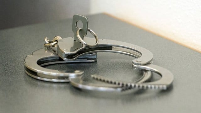 Handschellen liegen auf einem Tisch: Die Mutter des gestorbenen Babys wurde wegen Totschlags verurteilt. Handschellen liegen auf einem Tisch: Die Mutter des gestorbenen Babys wurde wegen Totschlags verurteilt.