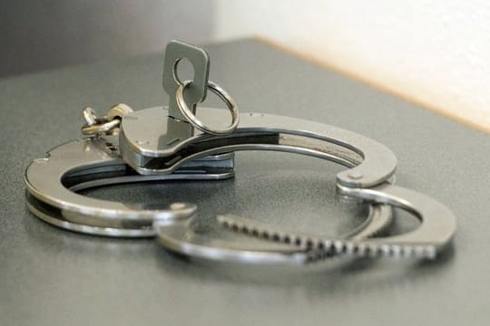 Handschellen liegen auf einem Tisch: Die Mutter des gestorbenen Babys wurde wegen Totschlags verurteilt.