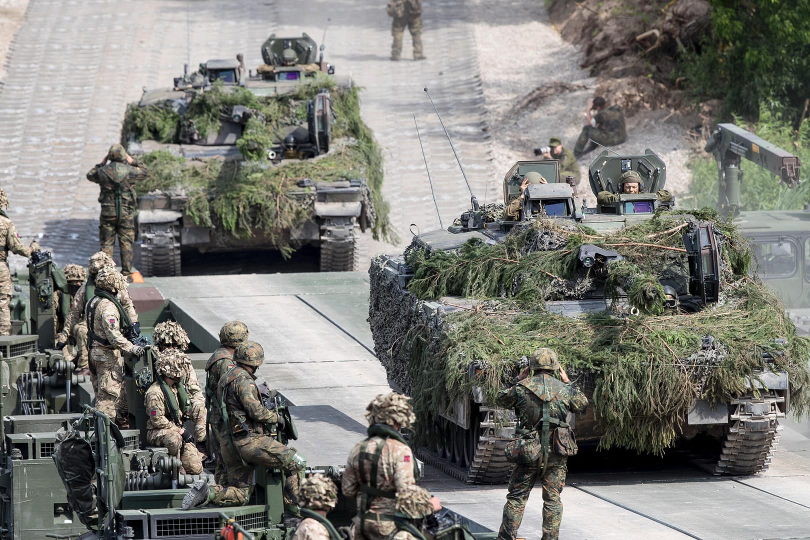 Bundeswehrsoldaten mit Panzern während des Nato-Manövers «Iron Wolf 2017» in Litauen: Das Nato-Manöver «Trident Juncture 2018» soll das größte des Bündnisses seit dem Ende des Kalten Krieges werden.