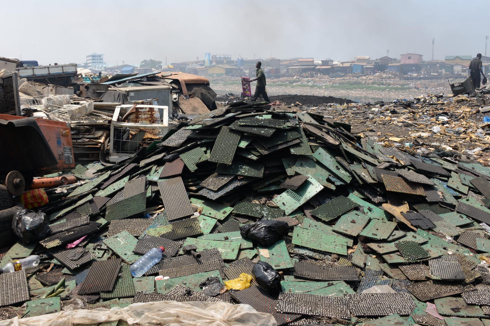 Ghana, Accra: Reste alter Elektrogeräte liegen auf einem großen Haufen auf dem Schrottplatz Agbogbloshie.
