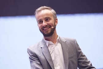 Satiriker Jan Böhmermann bei einer Veranstaltung: Im Netz postet der Showmaster der ZDF-Sendung Neo Magazin Royal eine Einladung zum Staatsbankett im Schloss Bellevue.