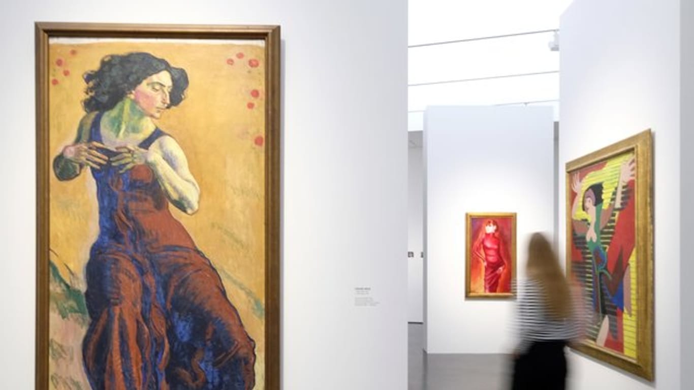 Eine Besucherin geht an einem Werk von Ferdinand Hodler aus dem Jahr 1911 mit dem Titel "Entzücktes Weib" vorbei.