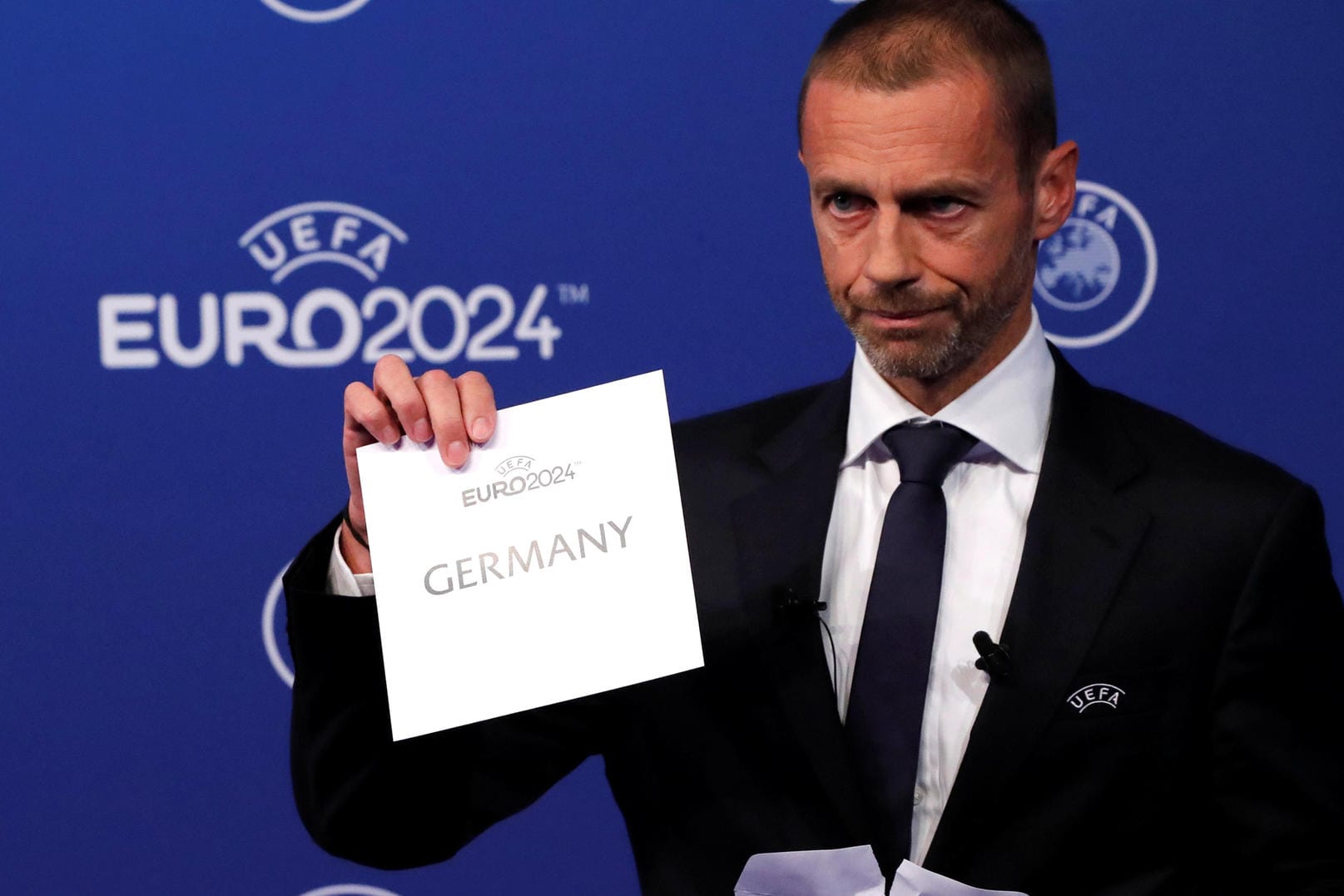 Uefa-Präsident Aleksandar Ceferin verkündet das Abstimmungsergebnis: Die EM 2024 findet in Deutschland statt.