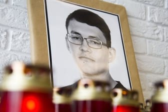 Trauer um den ermordeten Journalisten Ján Kuciak vor den Räumen der Aktuality Redaktion in Bratislava.