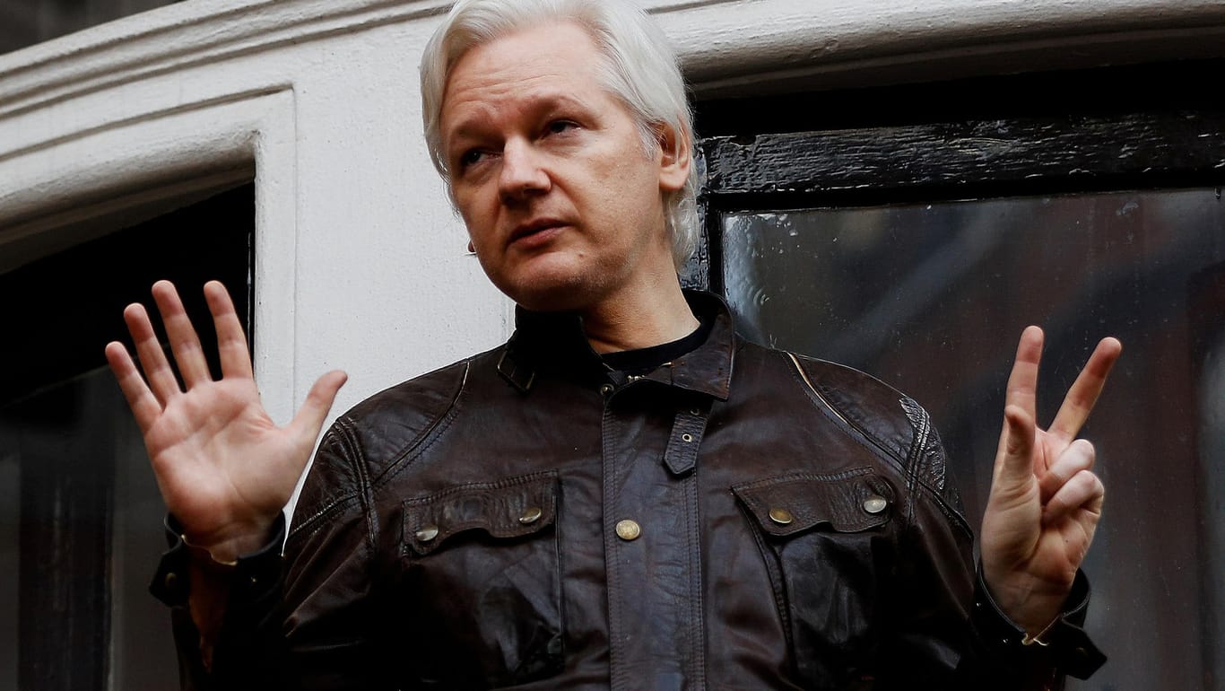 Julian Assange steht auf dem Balkon der ecuadorianischen Botschaft in London: Seit 2012 lebt der WikiLeaks-Gründer dort im politischen Asyl.