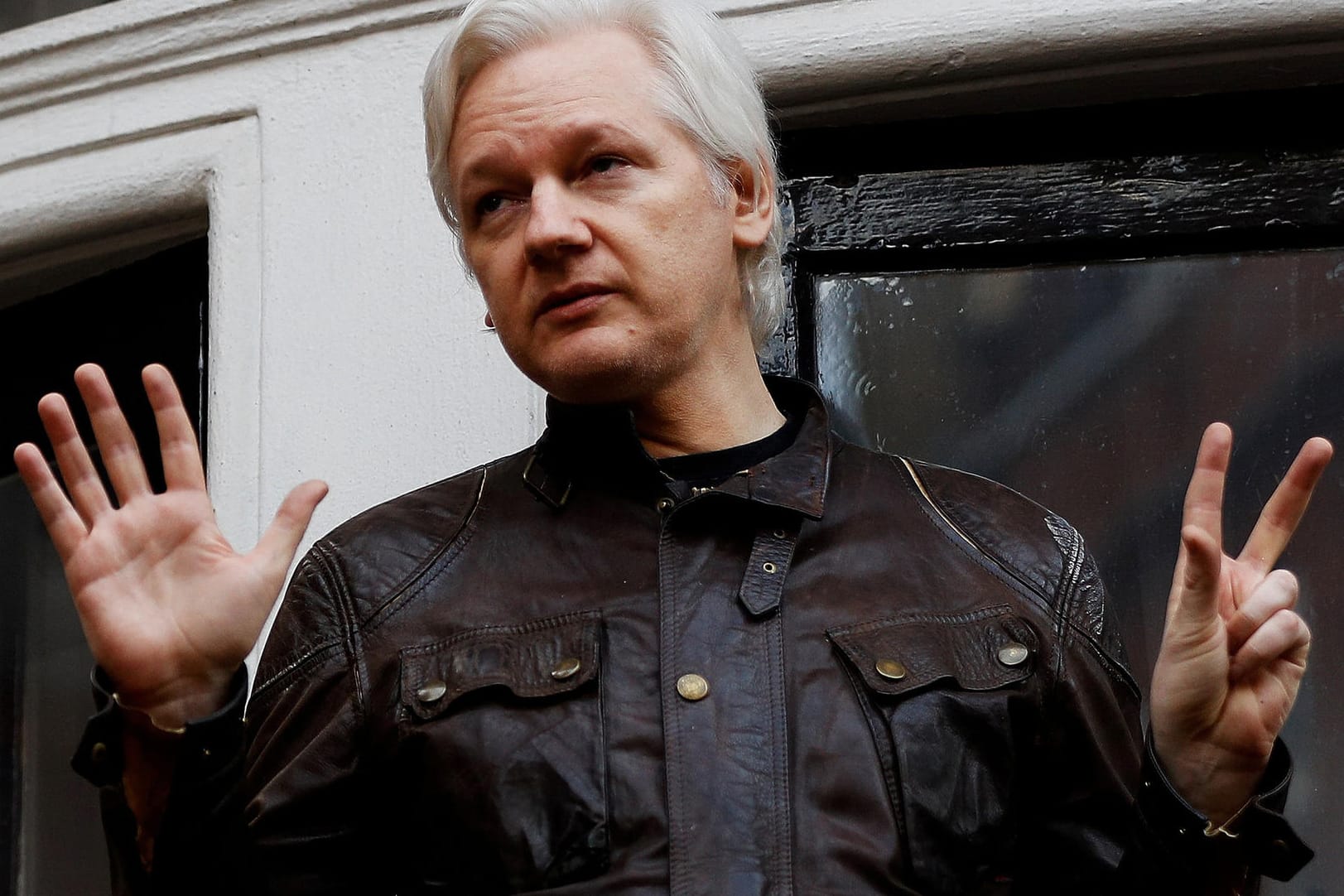 Julian Assange steht auf dem Balkon der ecuadorianischen Botschaft in London: Seit 2012 lebt der WikiLeaks-Gründer dort im politischen Asyl.