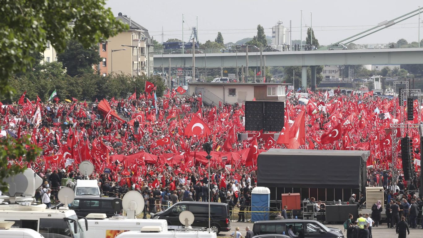 Großdemo der Erdogan-Anhänger in Köln: Anders als vor zwei Jahren will der türkische Präsident bei seinem Besuch keine Großkundgebung veranstalten.