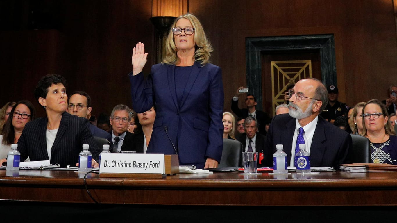 Die Professorin Christine Blasey Ford: Vor ihrer Aussage wurde das mutmaßliche Kavanaugh-Opfer vereidigt.