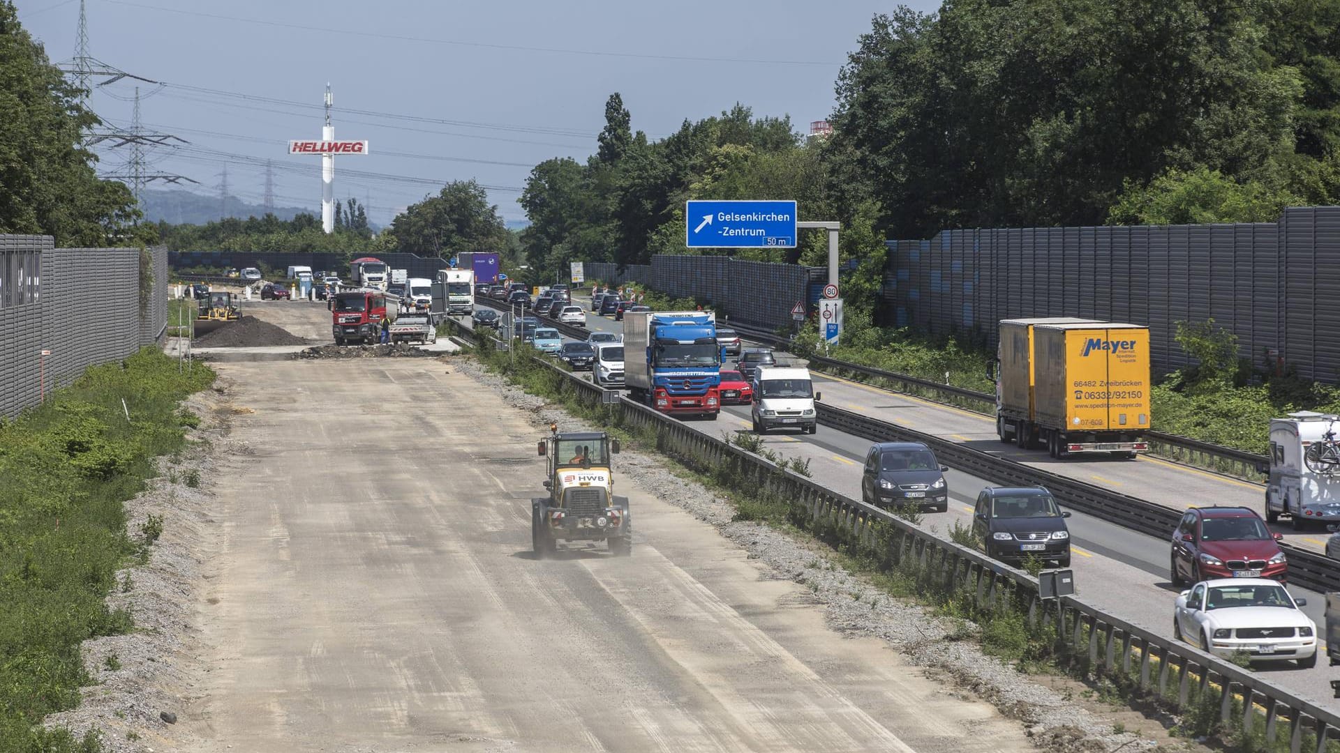 Baustelle auf einer Autobahn: Der ADAC fordert, verstärkt die Tageshelligkeit zu nutzen.