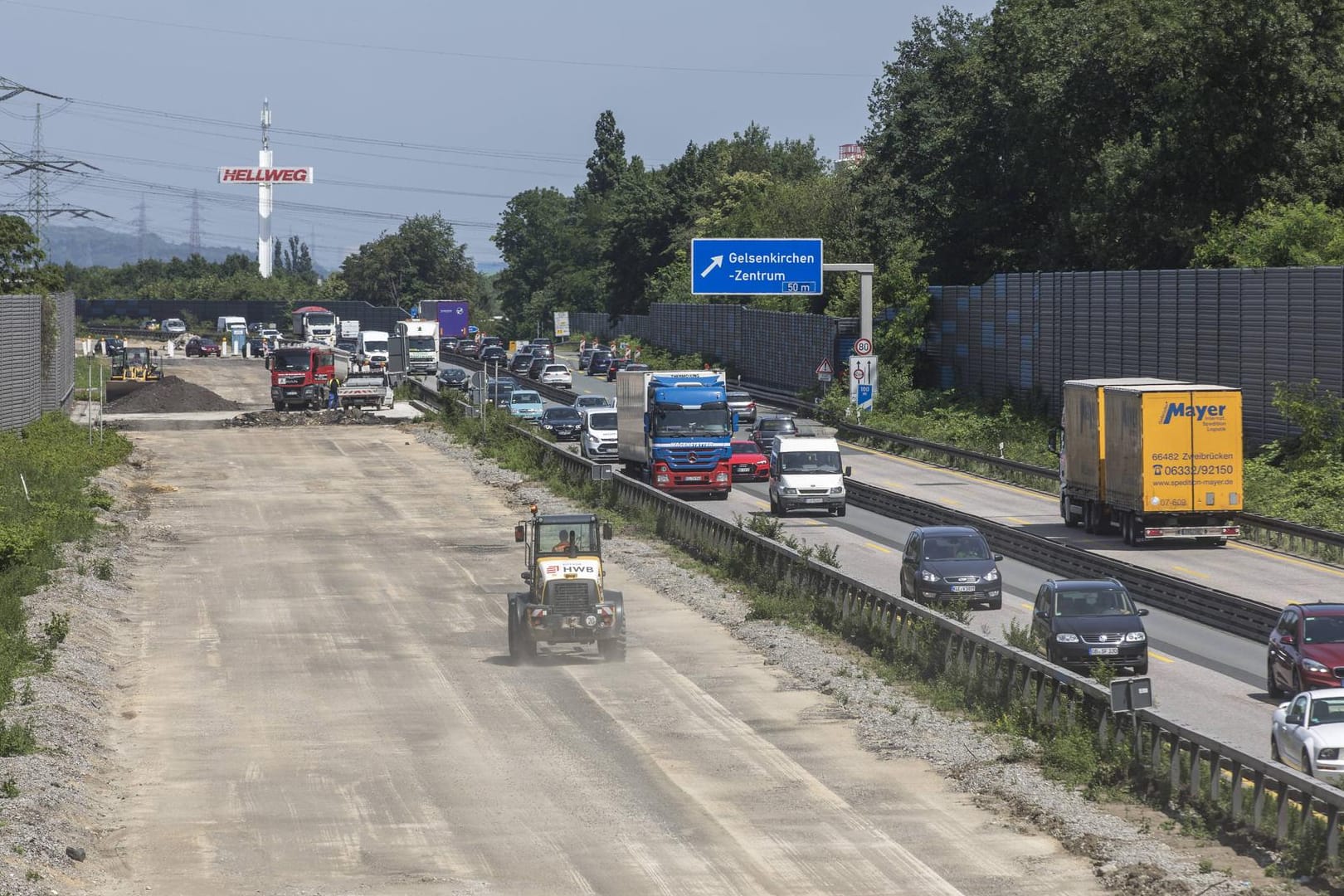 Baustelle auf einer Autobahn: Der ADAC fordert, verstärkt die Tageshelligkeit zu nutzen.