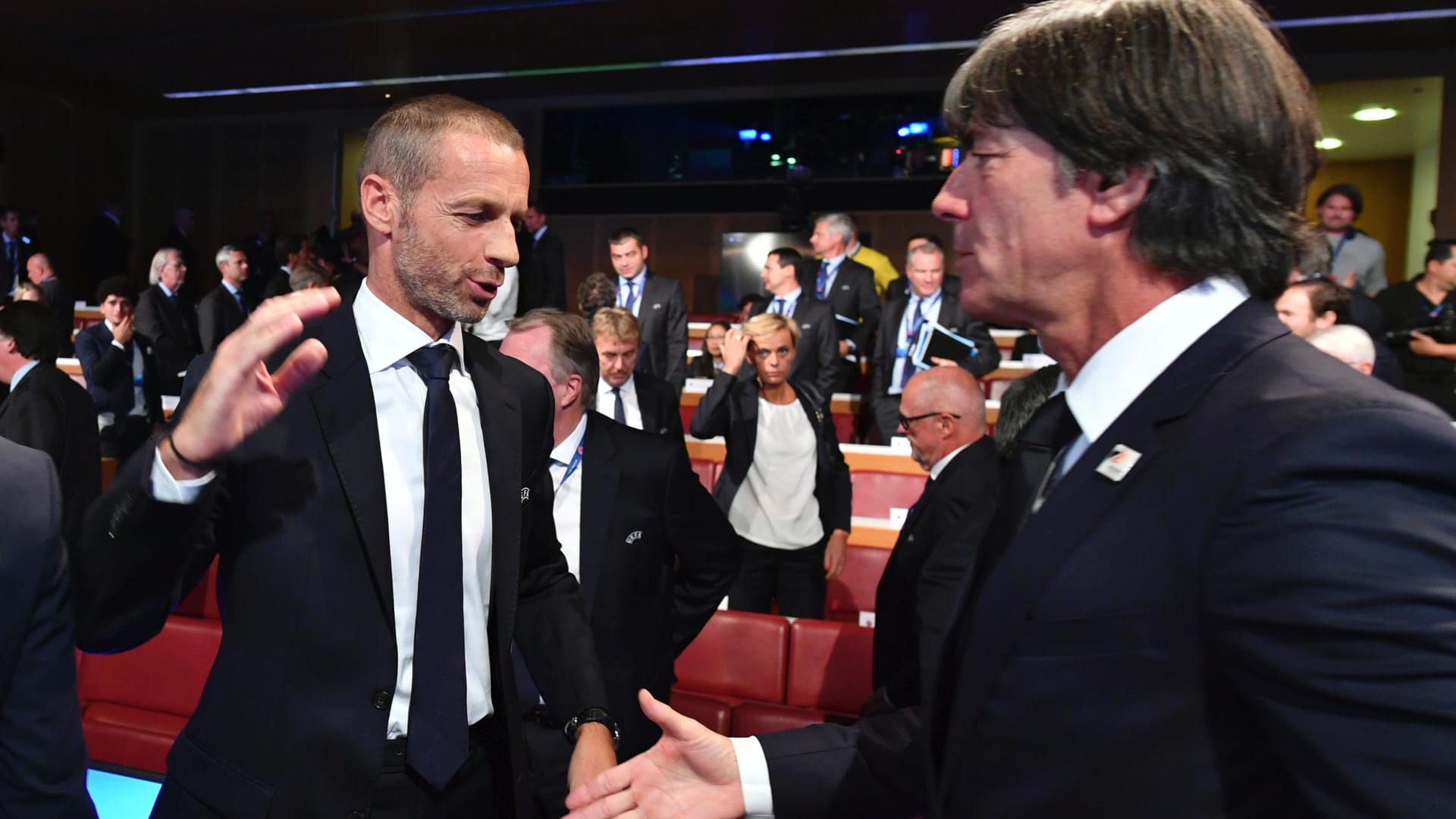 Bekanntgabe des EM-Gastgebers 2024: Uefa-Präsident Aleksander Ceferin (l.) gratuliert Bundestrainer Joachim Löw.