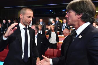 Bekanntgabe des EM-Gastgebers 2024: Uefa-Präsident Aleksander Ceferin (l.) gratuliert Bundestrainer Joachim Löw.