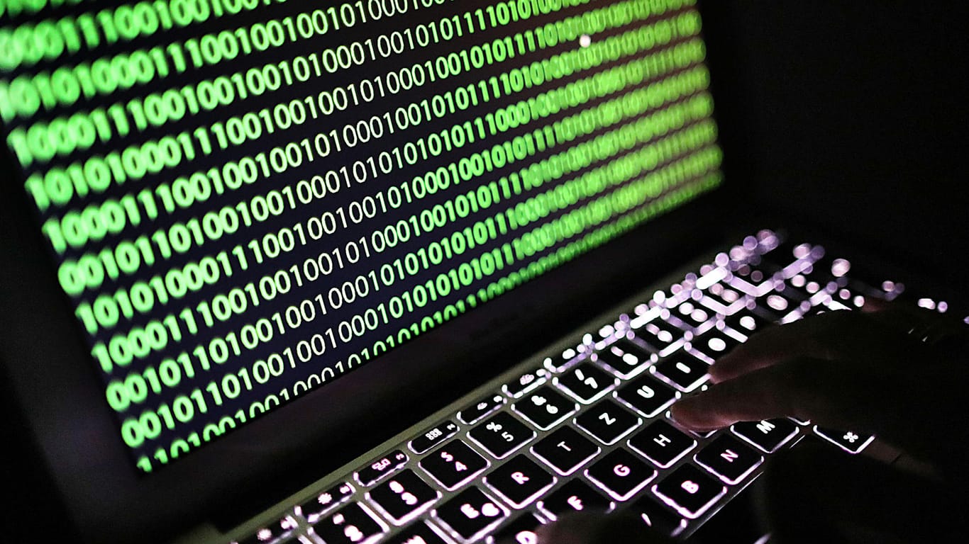 Auf dem Bildschirm eines Laptops ist der Binärcode zu sehen: Kriminelle tummeln sich längst auch im Internet. Wie sich Straftaten von Internetkriminellen entwickeln, beschreibt das Bundeskriminalamt (BKA) Jahr für Jahr in einem eigenen Lagebild.
