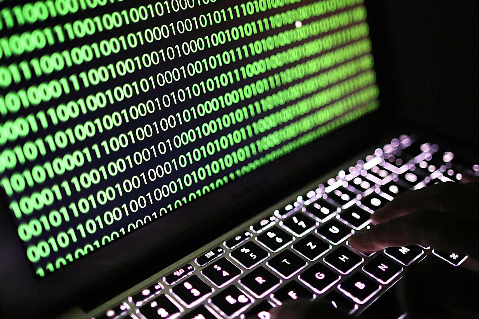 Auf dem Bildschirm eines Laptops ist der Binärcode zu sehen: Kriminelle tummeln sich längst auch im Internet. Wie sich Straftaten von Internetkriminellen entwickeln, beschreibt das Bundeskriminalamt (BKA) Jahr für Jahr in einem eigenen Lagebild.