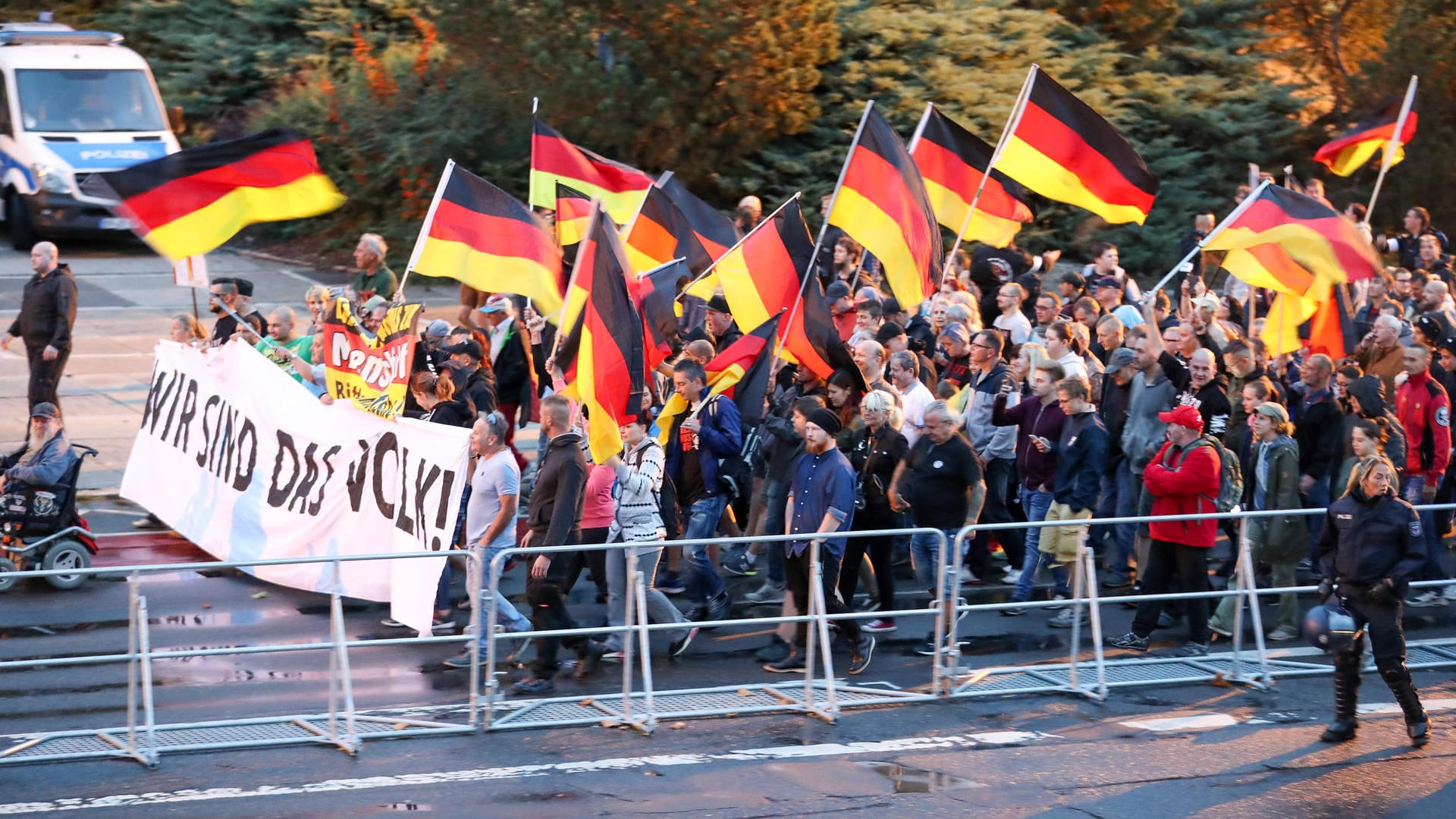 Eine Demonstration der rechtspopulistischen Bewegung Pro Chemnitz: Einige der Demonstranten zeigten den Hitlergruß. Eine Demonstration der rechtspopulistischen Bewegung Pro Chemnitz: Einige der Demonstranten zeigten den Hitlergruß.