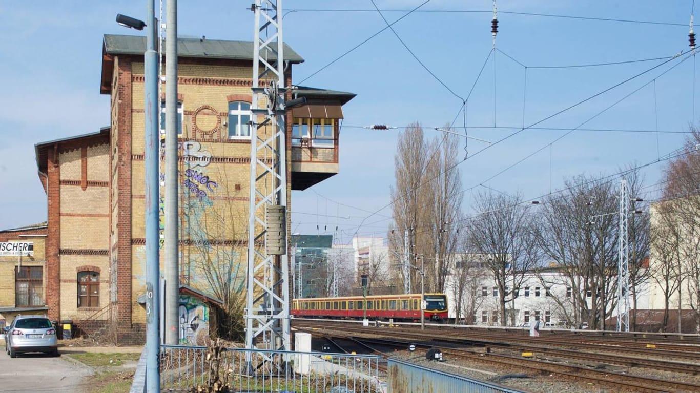 Altes Stellwerk in Berlin: Von 2776 Stellwerken im DB-Netz wurden 2016 noch immer 752 von Hand bedient.