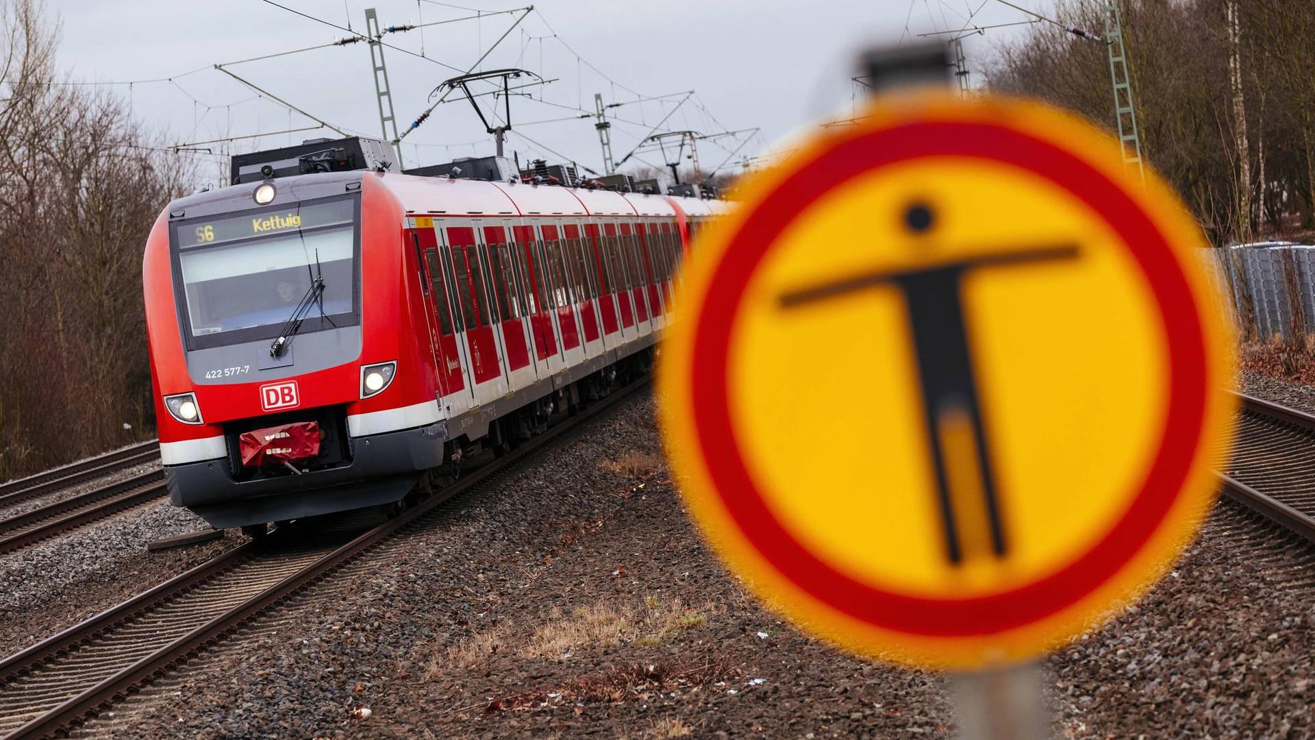 Warnschild an einer Eisenbahnstrecke in Köln: Das Eisenbahnbundesamt registrierte noch nie mehr Unfälle auf den Strecken der Bahn.