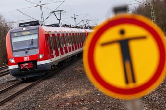 Warnschild an einer Eisenbahnstrecke in Köln: Das Eisenbahnbundesamt registrierte noch nie mehr Unfälle auf den Strecken der Bahn.