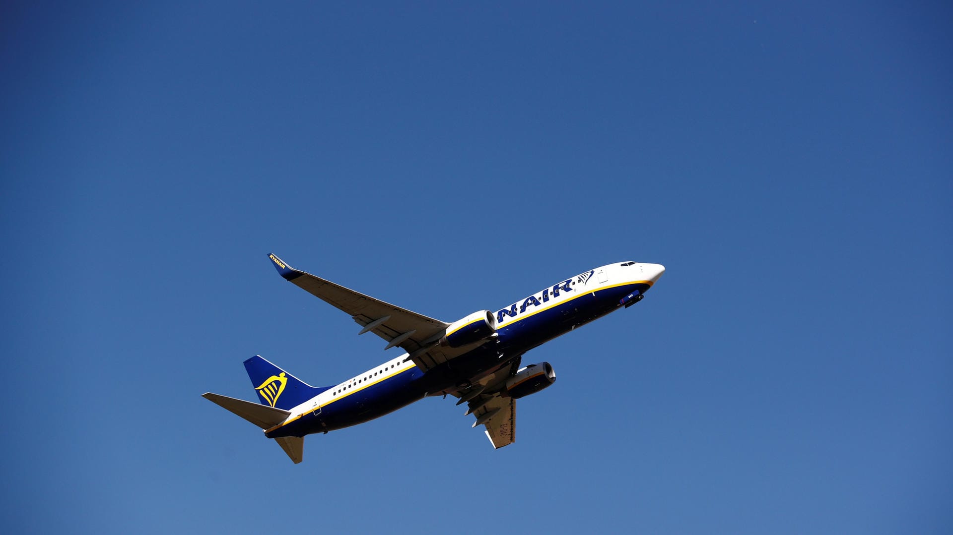 Ein Ryanair Boeing 737 Flugzeug startet: Ein Passagier in Dublin wollte seinen Flug nicht verpassen und rannte der Maschine hinterher. Ein Ryanair Boeing 737 Flugzeug startet: Ein Passagier in Dublin wollte seinen Flug nicht verpassen und rannte der Maschine hinterher.