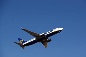 Ein Ryanair Boeing 737 Flugzeug startet: Ein Passagier in Dublin wollte seinen Flug nicht verpassen und rannte der Maschine hinterher.