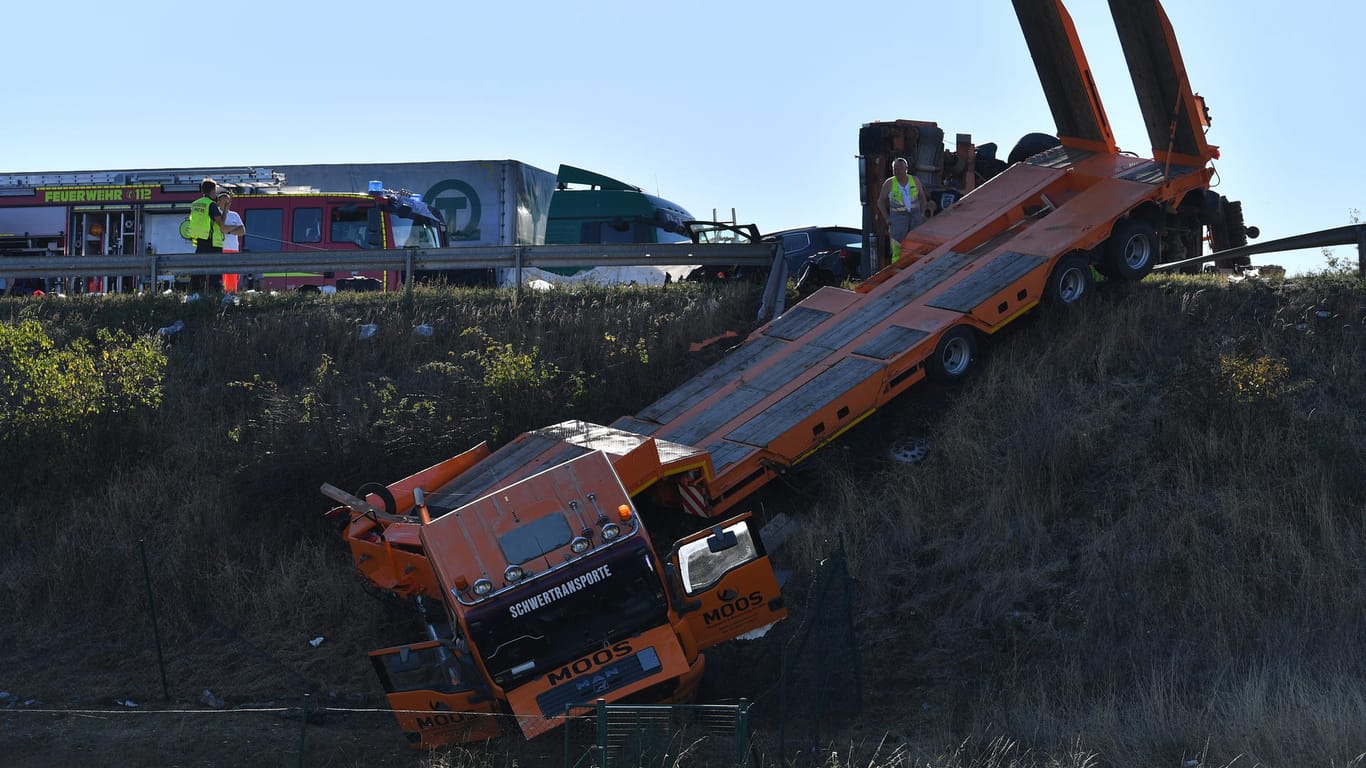 Die Unfallstelle bei Leipzig: Ein Lastwagen hat die Mittelleitplanke durchbrochen.