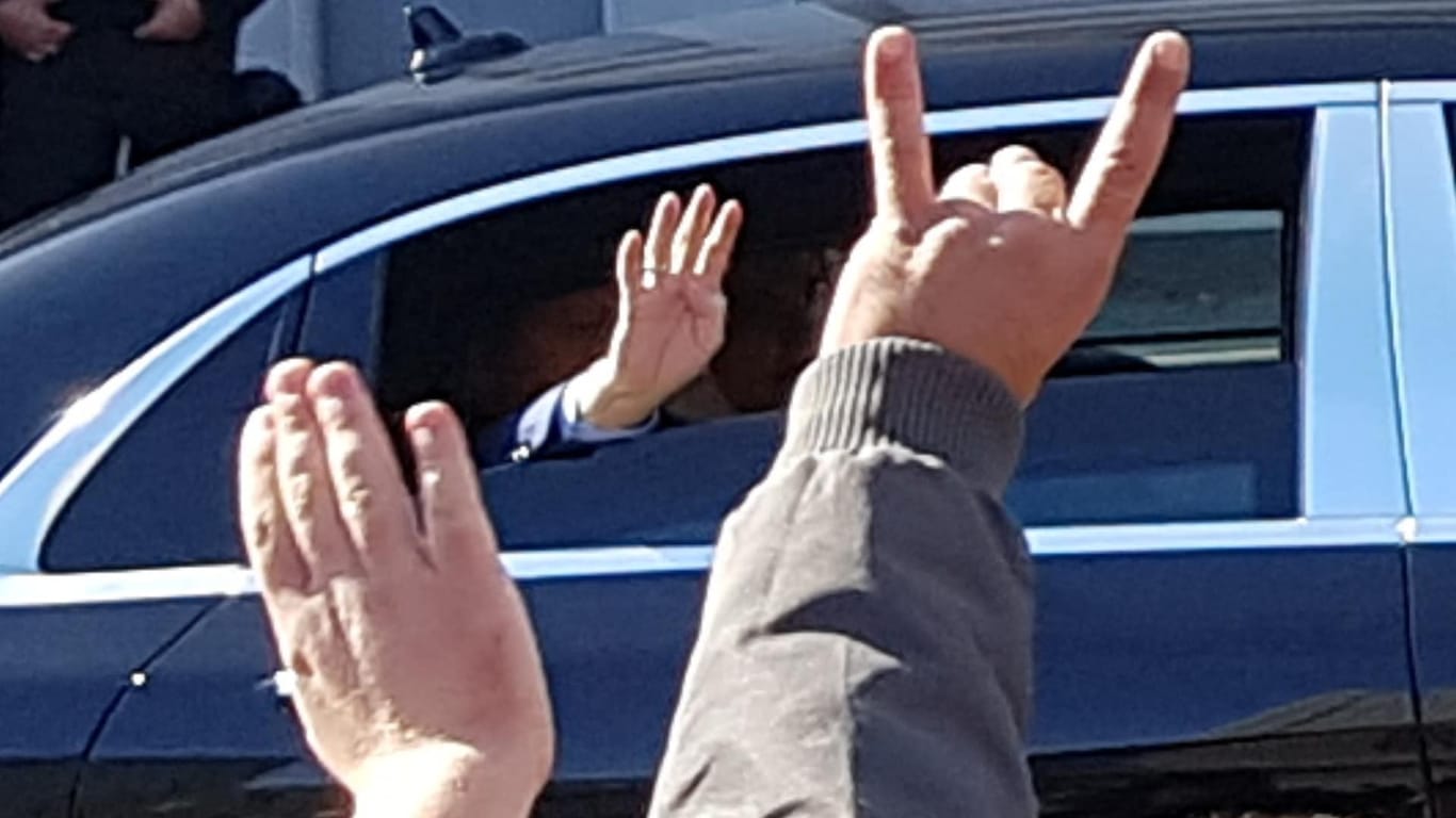 Hier deutlich zu sehen: Erdogan presst den Daumen gegen die Handfäche, ein Anhänger formt die Hand zum Wolfsgesicht.