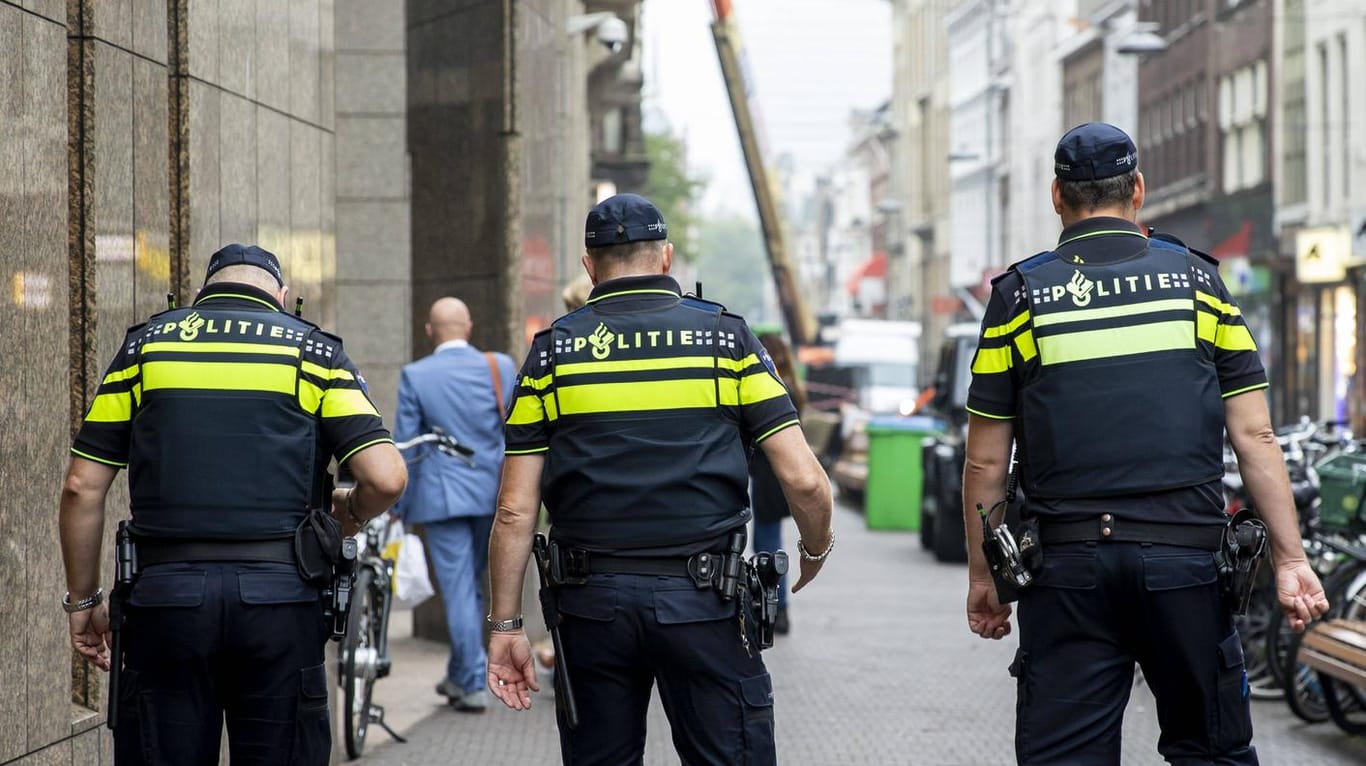 Polizisten in den Niederlanden (Archivbild)