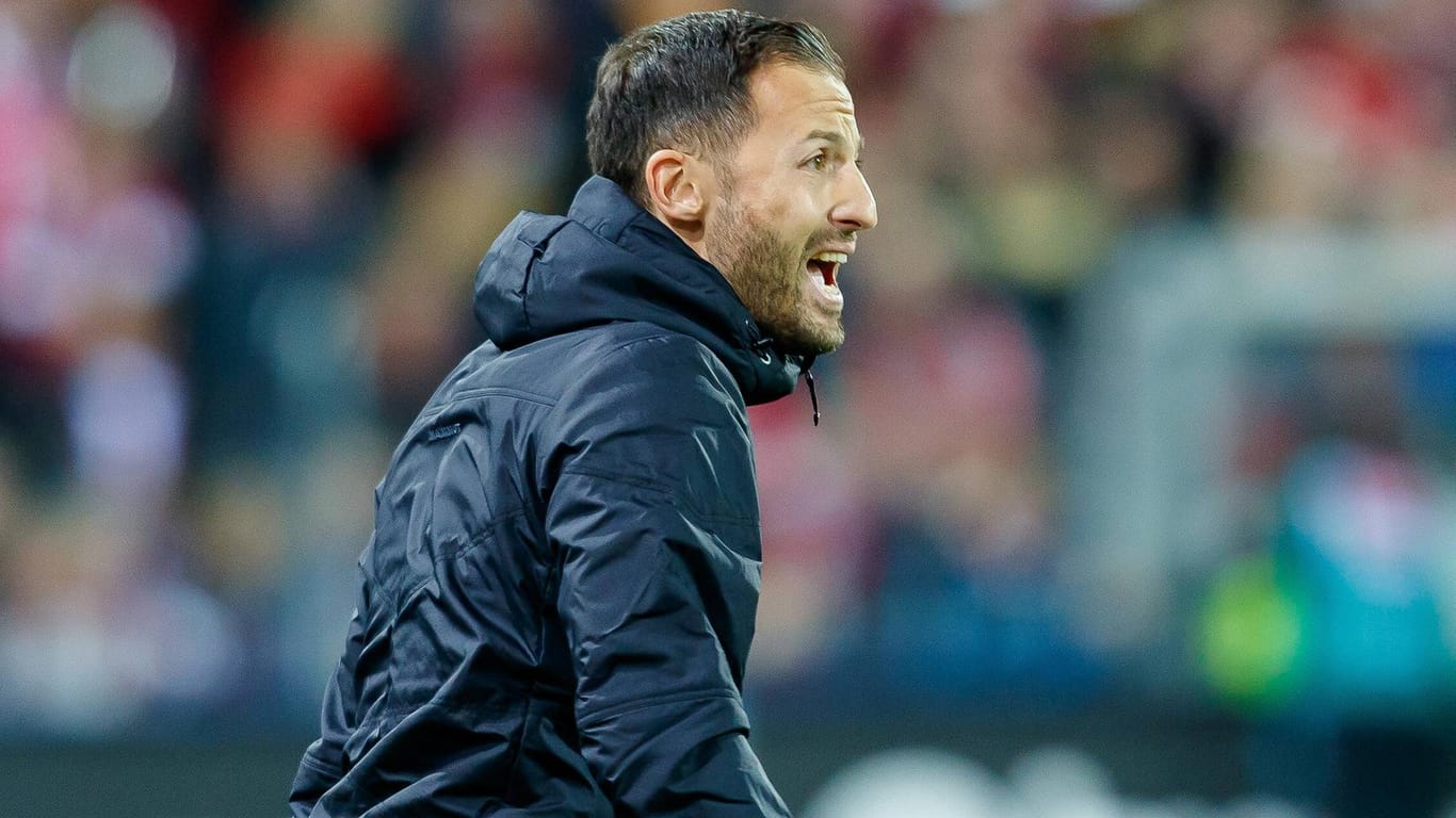 Schalke-Trainer Domenico Tedesco wütet bei der 0:1-Niederlage in Freiburg. Es war die fünfte Pleite im fünften Spiel.