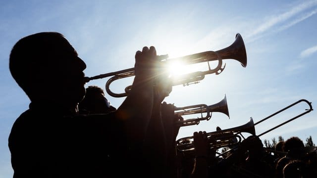 Musiker spielen auf Blasinstrumenten Musiker spielen auf Blasinstrumenten