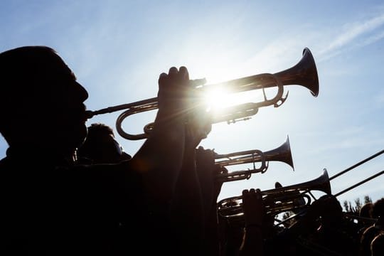 Musiker spielen auf Blasinstrumenten
