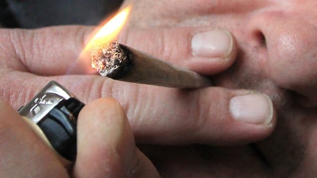 Wer Cannabis raucht, sollte sich anschließend nicht hinters Steuer setzen. Wer Cannabis raucht, sollte sich anschließend nicht hinters Steuer setzen.