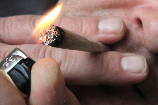 Wer Cannabis raucht, sollte sich anschließend nicht hinters Steuer setzen.
